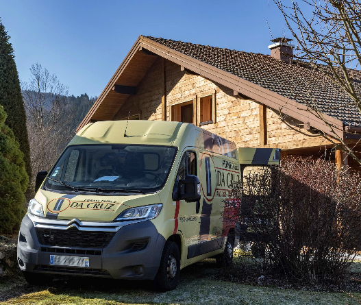 Camion Da Cruz Fermetures devant un chalet vosgien