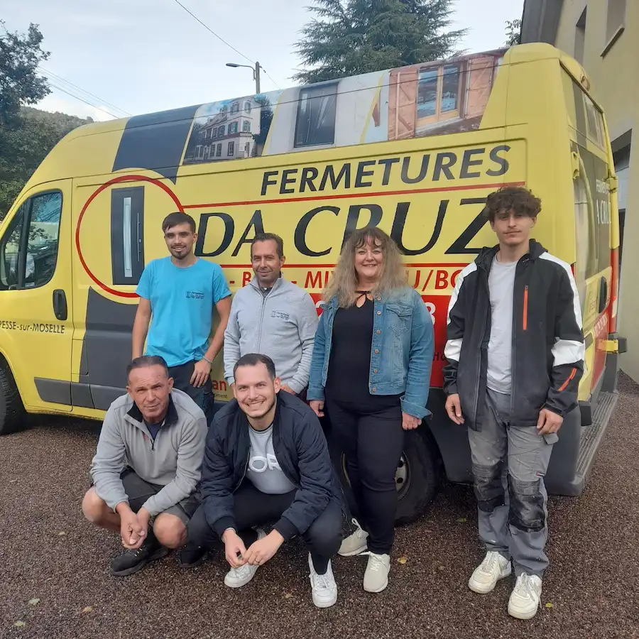 L'équipe Da Cruz Fermetures devant le camion de l'entreprise