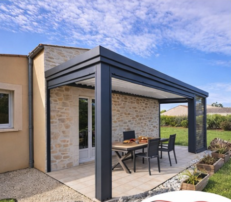 Store banne installé par Da Cruz Fermetures sur un chalet vosgien